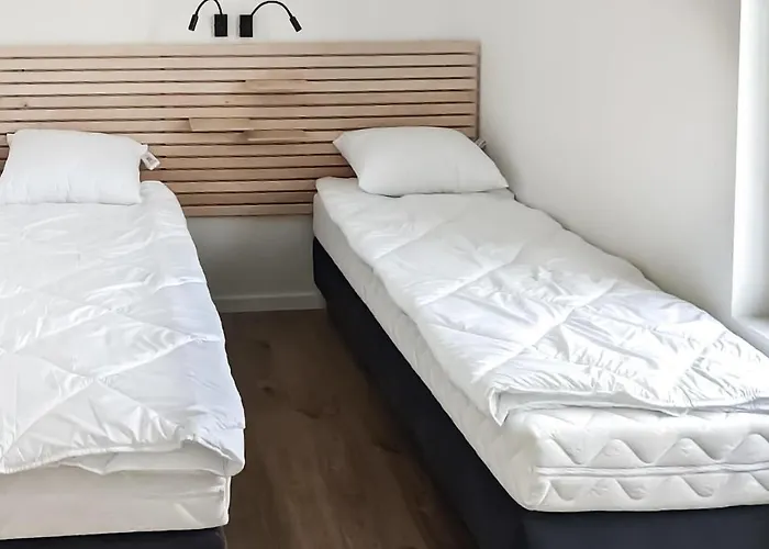 2 Bedroom Gorgeous Ship In Botel 4*